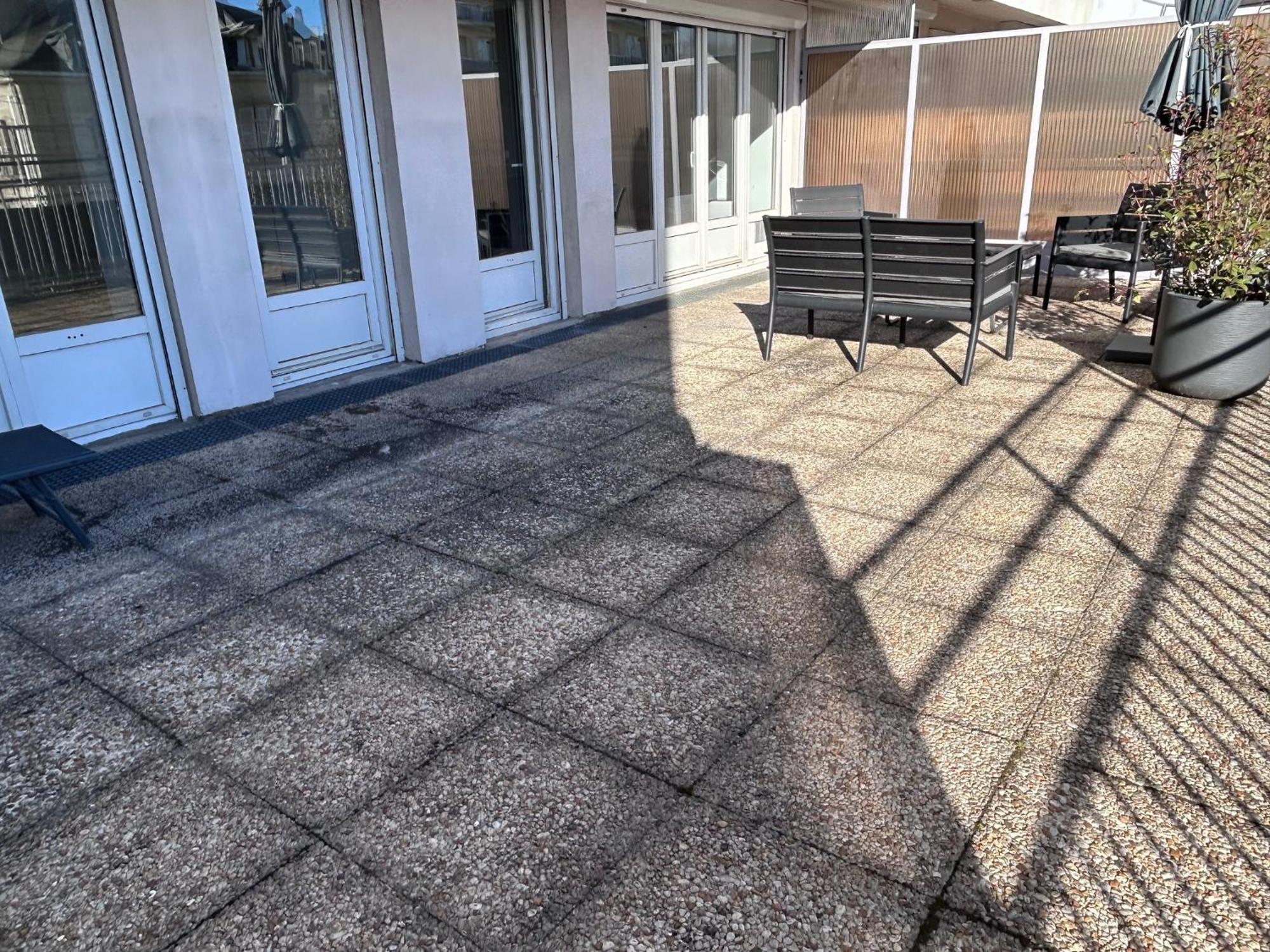 Centre Et Terrasse *